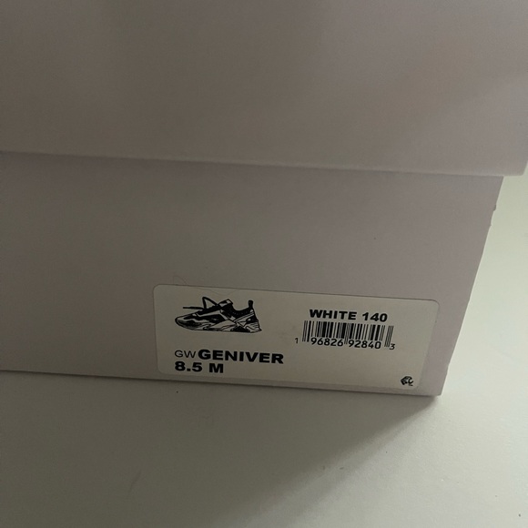 New in box-GUESS Women's White and Brown design Sneakers - Picture 15 of 16